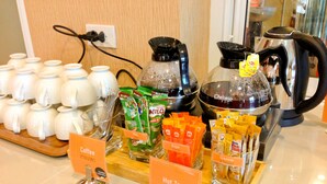 Un angolo caffè con diverse opzioni e una selezione di tè caldi.