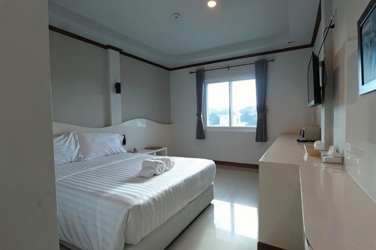 Minibar con artículos gratuitos y caja de seguridad en la habitación
