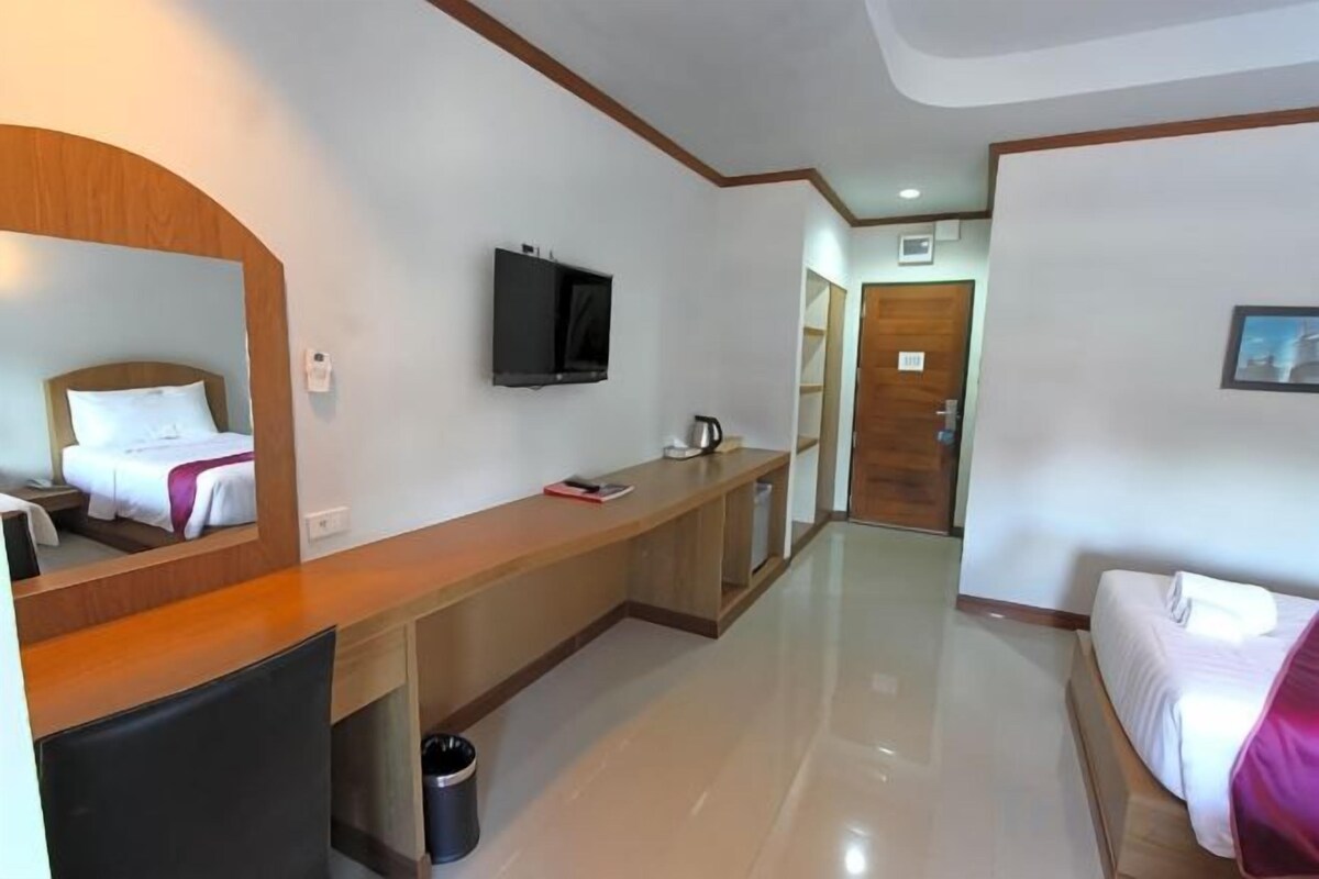 Minibar con artículos gratuitos y caja de seguridad en la habitación