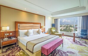 Caja de seguridad en la habitación, escritorio y cortinas blackout 