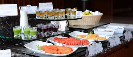 Un bufé con diversos alimentos y bebidas.
