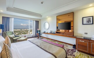 Zimmersafe, Schreibtisch, Verdunkelungsvorhänge, schallisolierte Zimmer