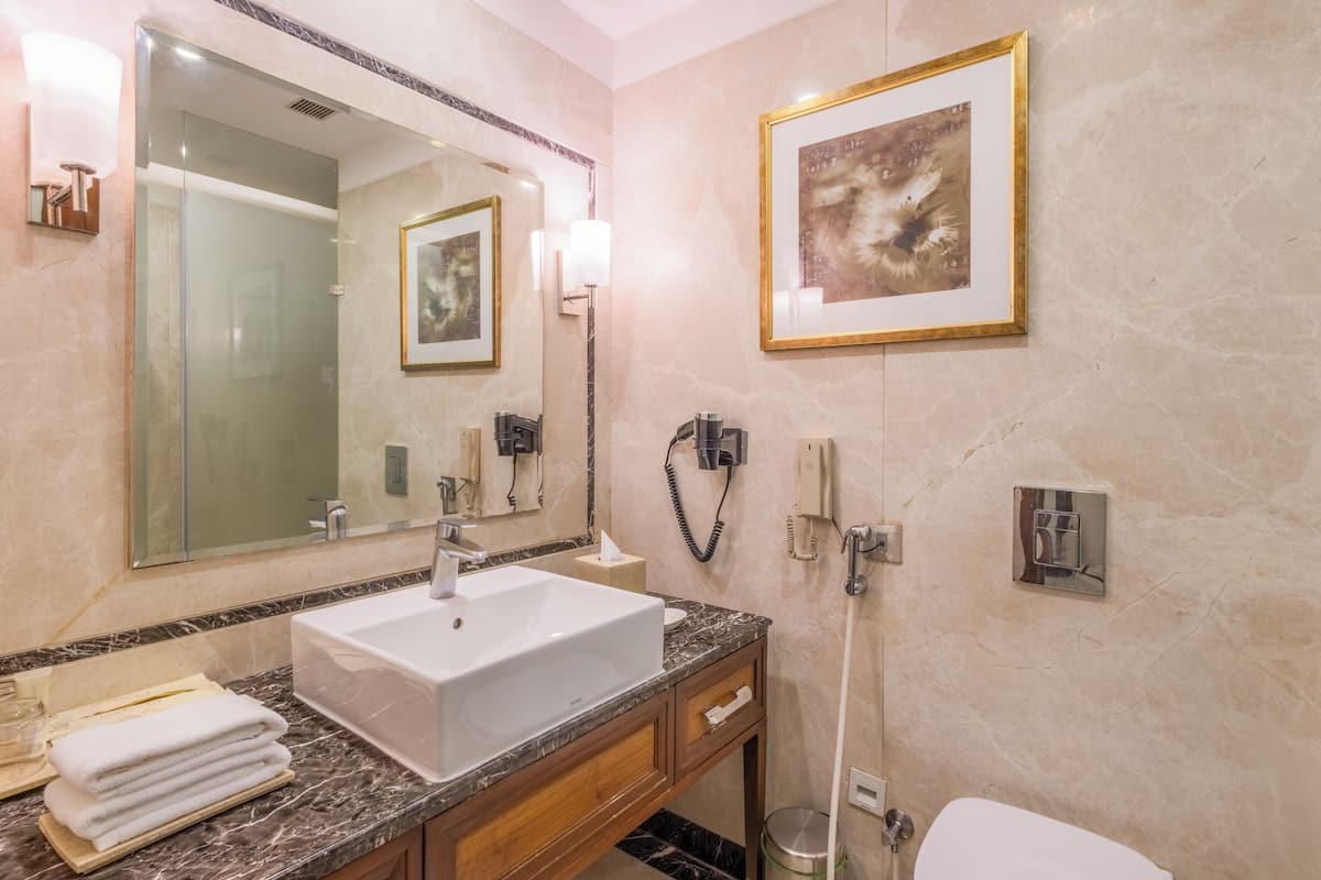 grand room, 1 bedroom, accessible, city view | bathroom | shower, rainfall showerhead, free toiletries, hair dryer