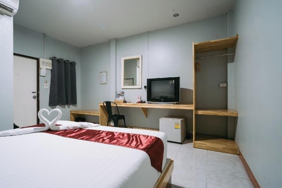 In-room safe, WiFi (free)