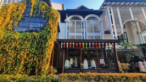 Un hotel boutique con un escaparate que exhibe ropa.
