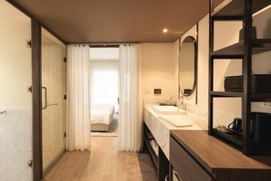 Deluxe Queen Room | Wohnbereich | 32-Zoll-LCD-Fernseher mit Kabelempfang, Fernseher