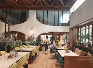 Breakfast, lunch, dinner and brunch served - The 3 Sis (Chiang Mai)