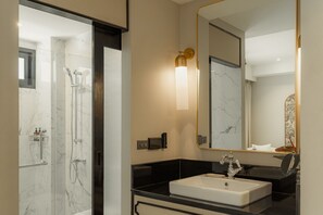 Habitación familiar | Baño | Ducha, artículos de higiene personal gratuitos y secador de pelo