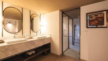 Deluxe King Room | Bathroom | Shower, free toiletries, hair dryer, slippers