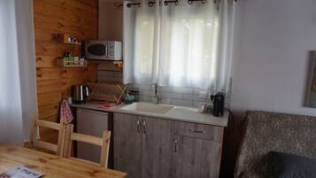 Nhà gỗ dành cho gia đình, 1 phòng ngủ, bồn tắm thủy lực | Bếp riêng | Tủ lạnh, lò vi sóng, ấm điện, lò nướng bánh mì