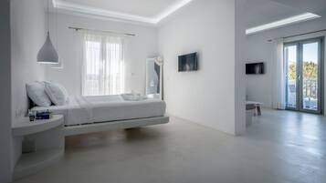 Een moderne slaapkamer met een bed, nachtkastje en televisie.