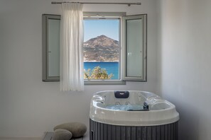 Deluxe Suite, Jetted Tub, Sea View | Room amenity - Olea Bay Hotel (Milos)