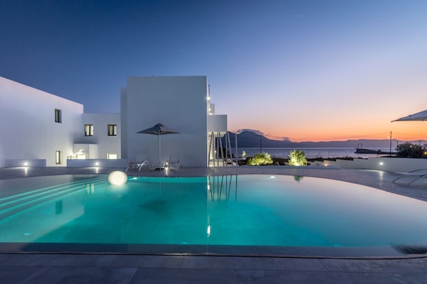 Piscina externa, barracas de cortesia, guarda-sóis