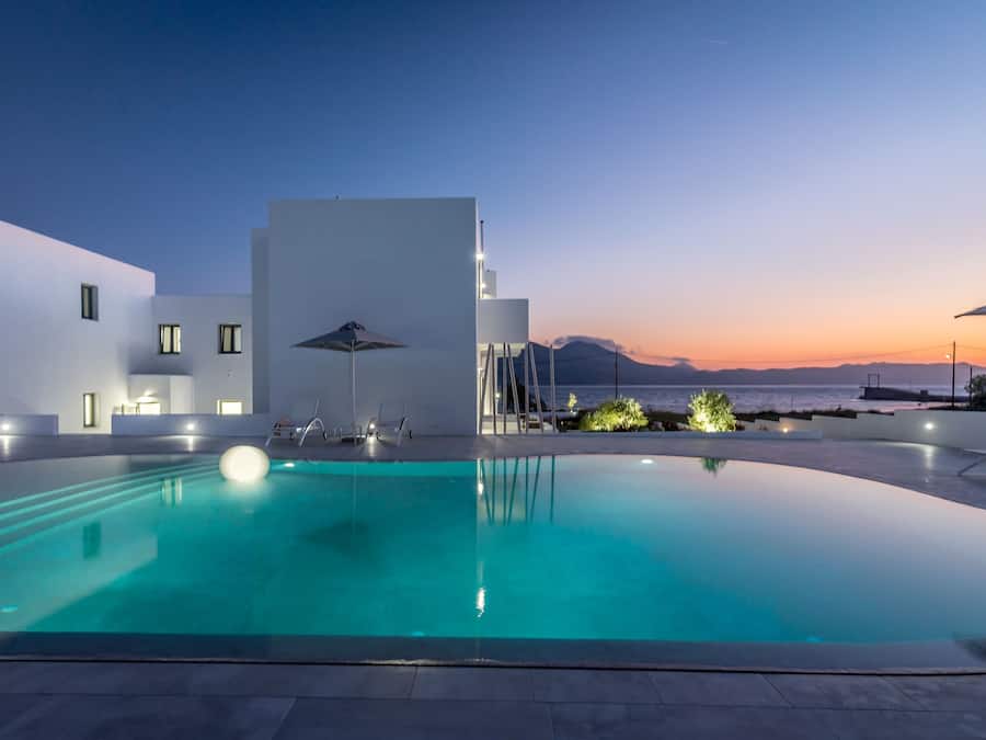 Una piscina al aire libre, cabañas de piscina gratuitas, sombrillas
