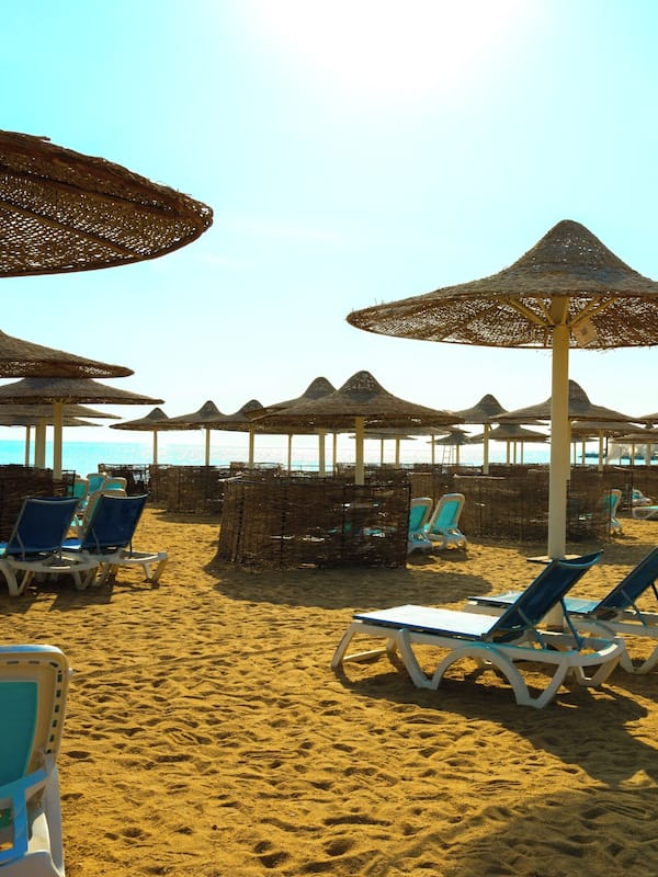Een privéstrand, cabana's (toeslag), ligstoelen aan het strand, parasols