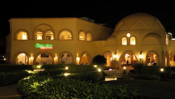 8 Restaurants; Frühstück, Mittagessen und Abendessen werden serviert
