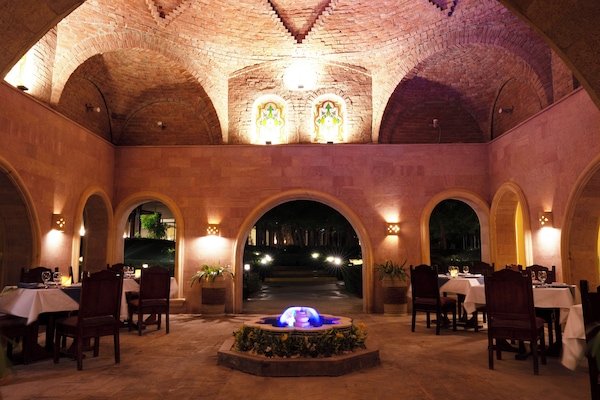 8 restaurants; breakfast, lunch, and dinner served