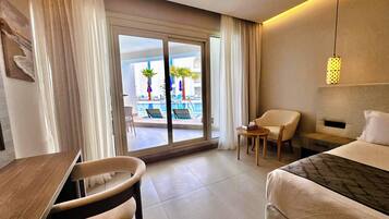 Lagoon Swim-Up Room | Sábanas de algodón egipcio y ropa de cama de alta calidad