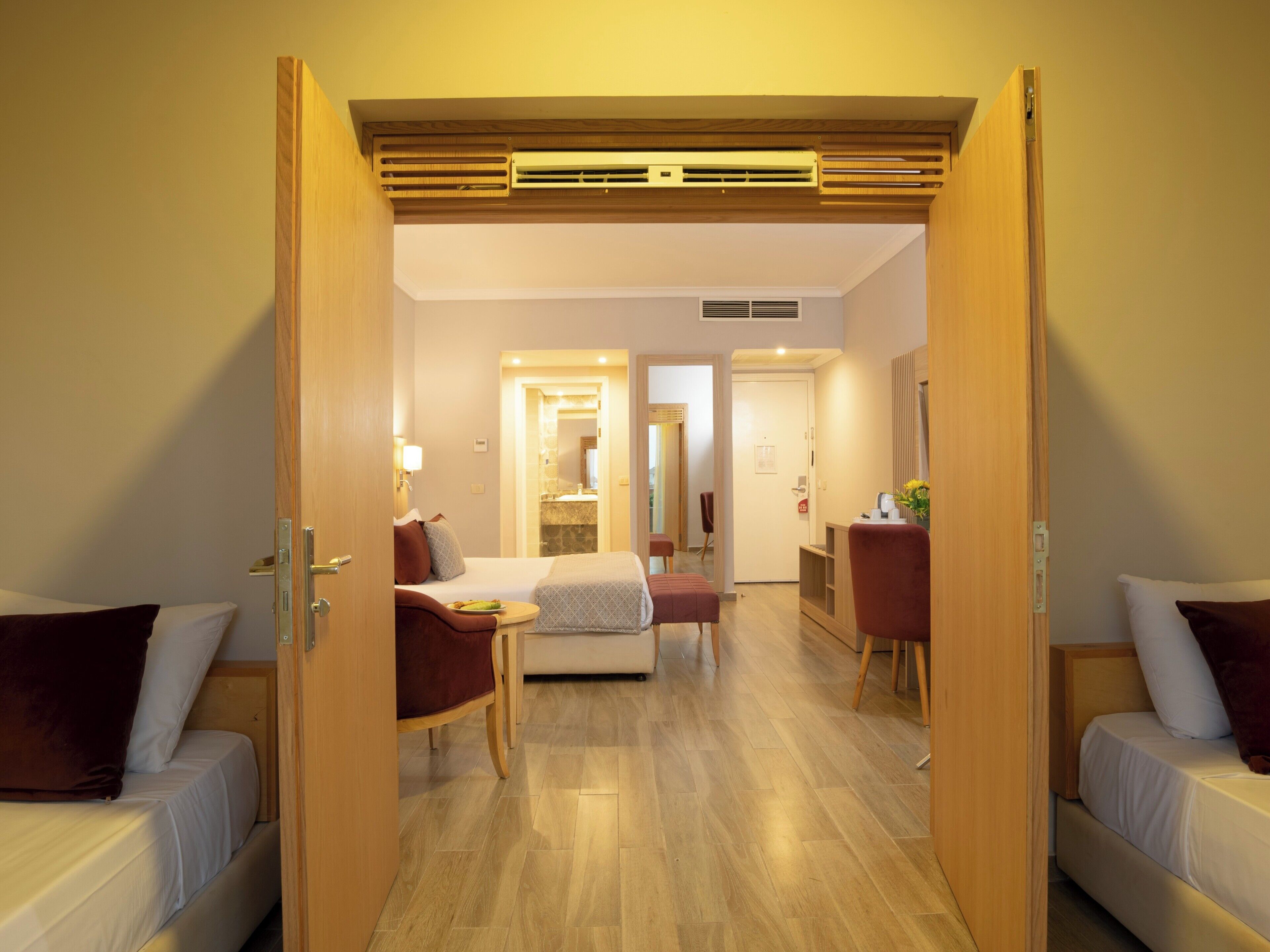 Habitación familiar | Sábanas de algodón egipcio, ropa de cama de alta calidad y minibar 