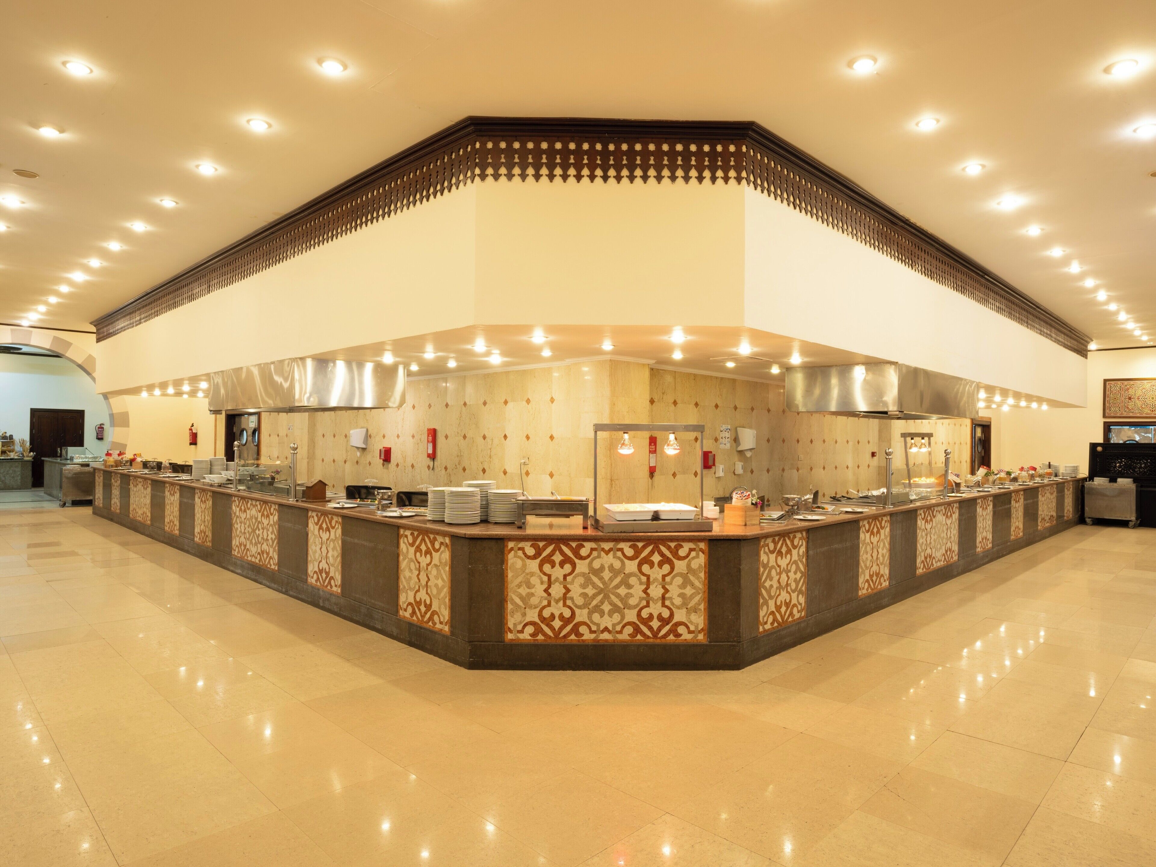 3 restaurants, breakfast, lunch, dinner served; international cuisine