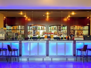 5 bares, 3 bares junto a la piscina