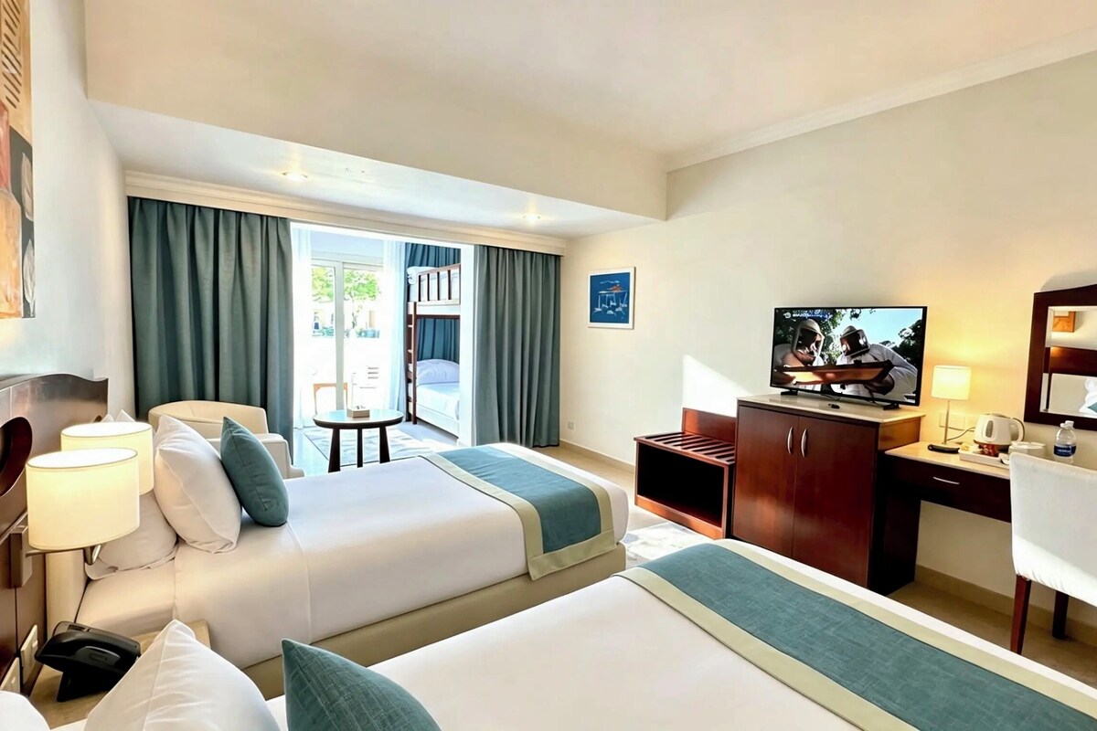 Family Room, Garden View | Minibar, in-room safe, desk, blackout curtains