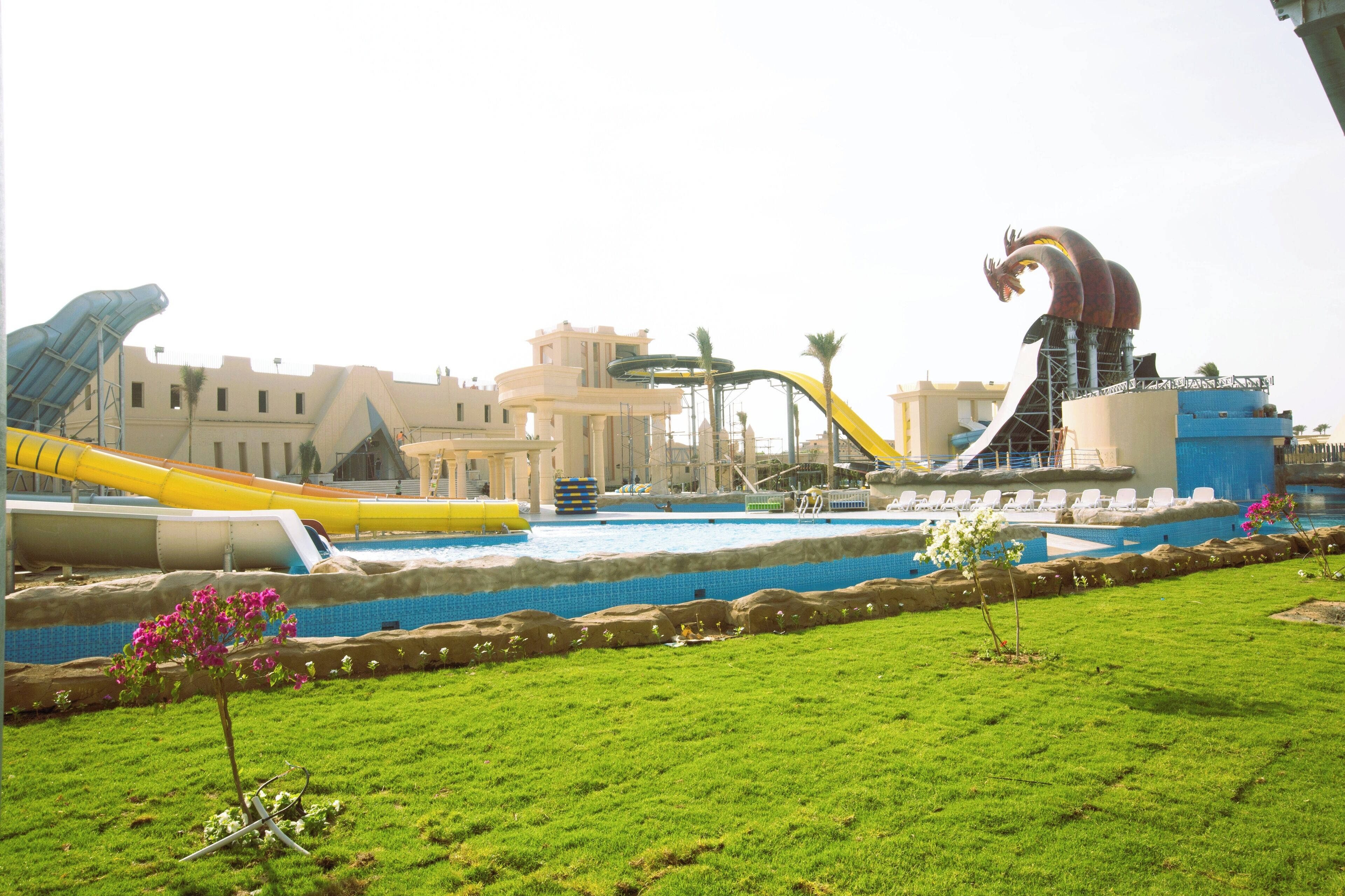 Un parque acuático con toboganes y una piscina.