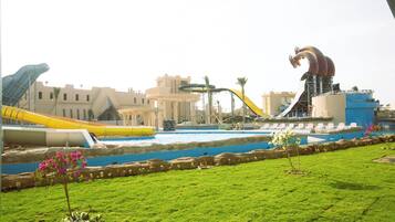 Un parque acuático con toboganes y una piscina.