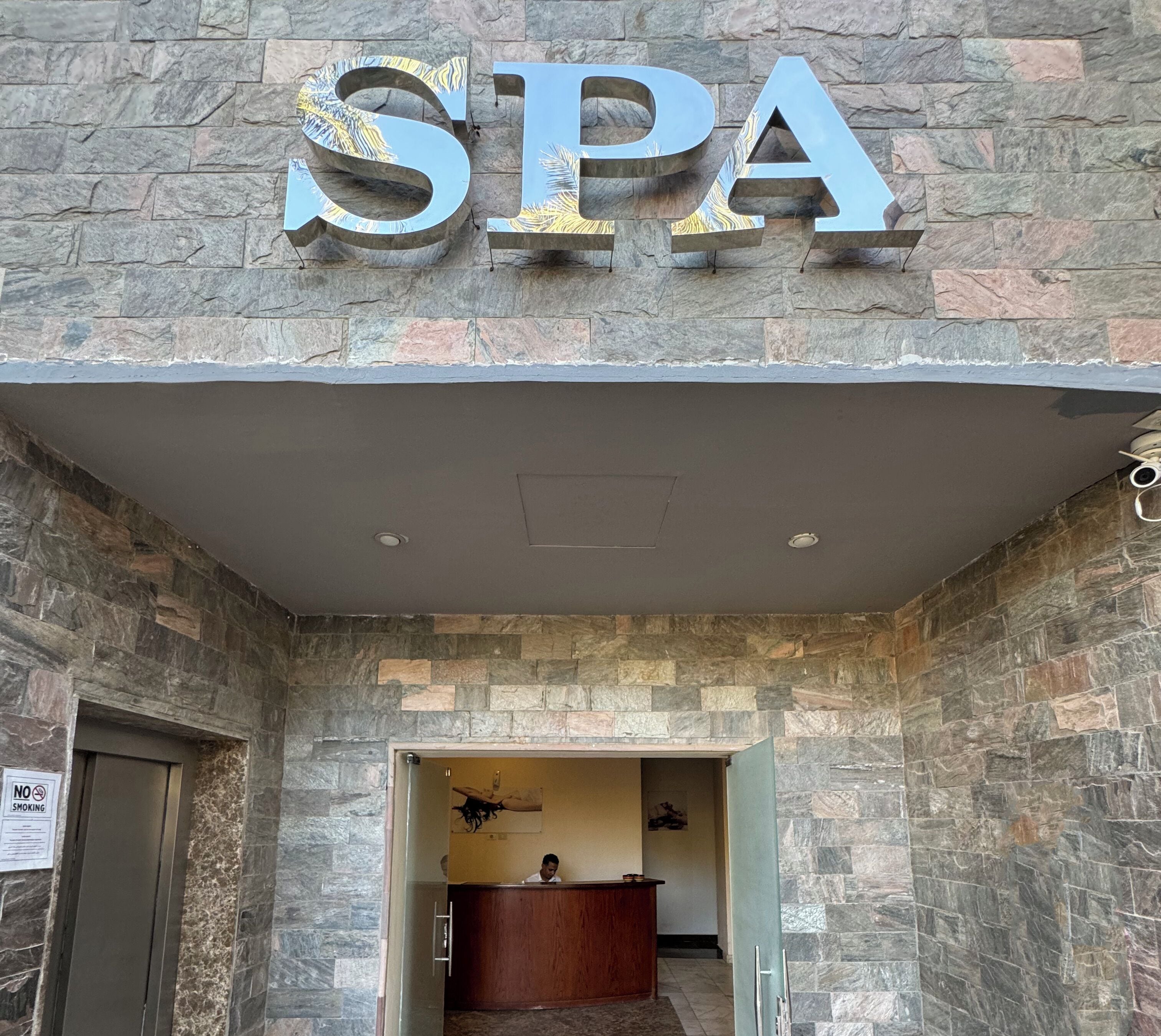 Sauna, bain à remous, soins corporels, enveloppements corporels