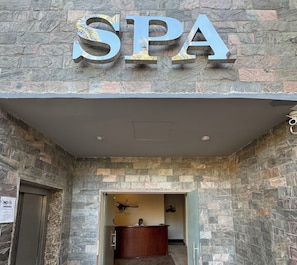 Sauna seca, banheira de hidromassagem, tratamentos corporais