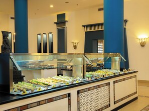 3 ristoranti, aperti a colazione e a pranzo, cucina internazionale