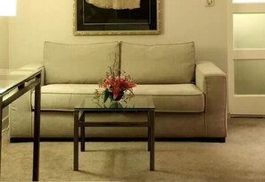 Ropa de cama de alta calidad, colchones con pillow-top y minibar 