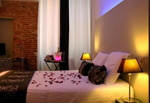 Premium bedding, pillowtop beds, minibar, desk - Hôtel des Arts (Toulouse)