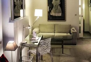 Chambre Double Premium, 1 grand lit, salle de bains privée, vue ville | Literie de qualité supérieure, surmatelas, minibar, bureau