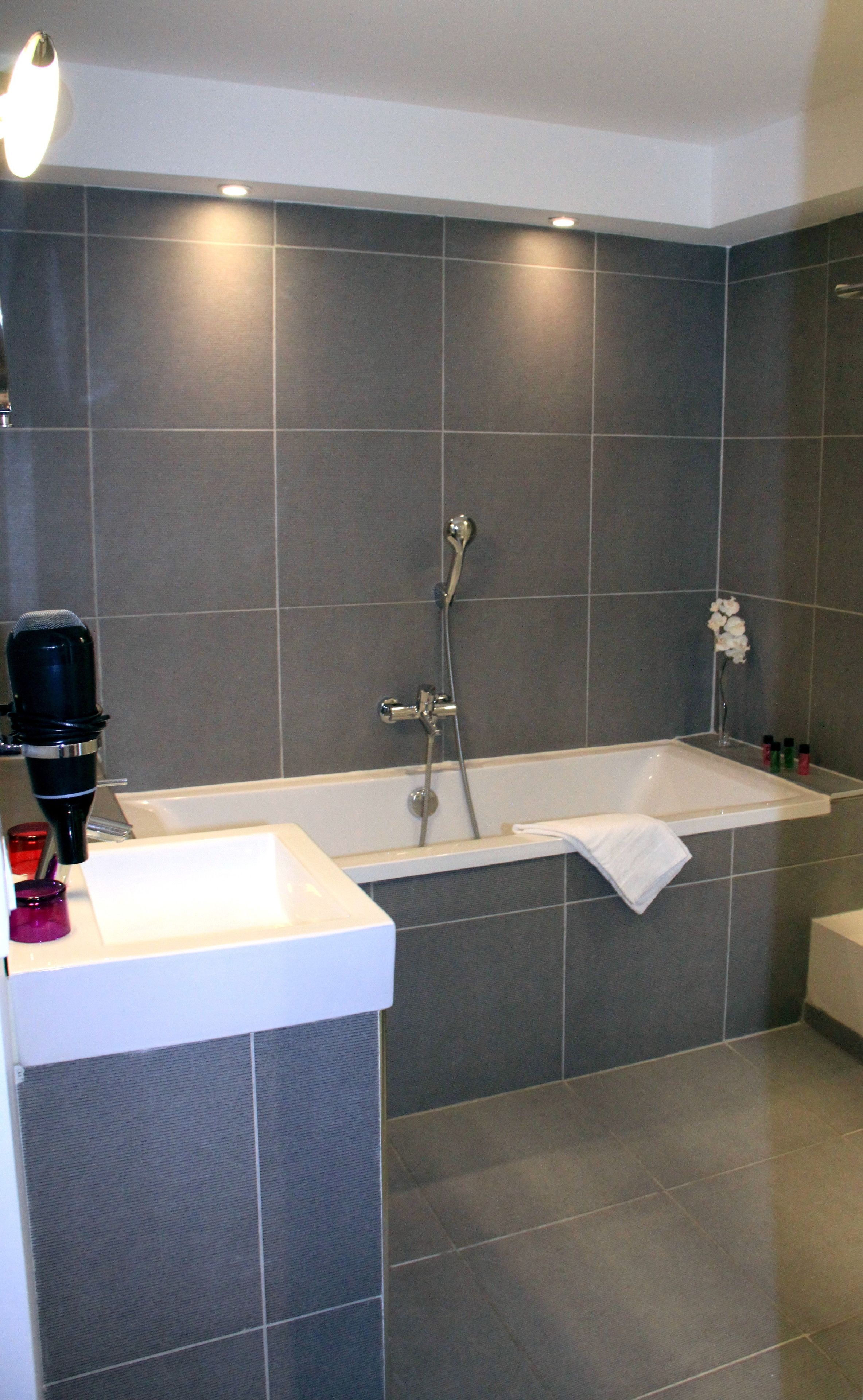 superior double room, 1 queen bed, private bathroom, city view | bathroom | free toiletries, towels