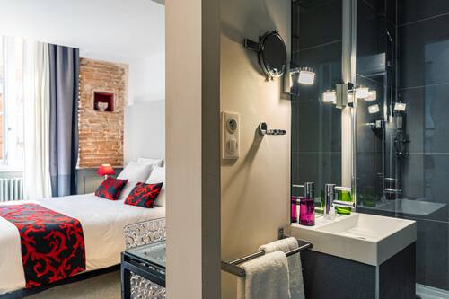 Superior Double Room, 1 Queen Bed, Private Bathroom, City View | Premium bedding, pillowtop beds, minibar, desk