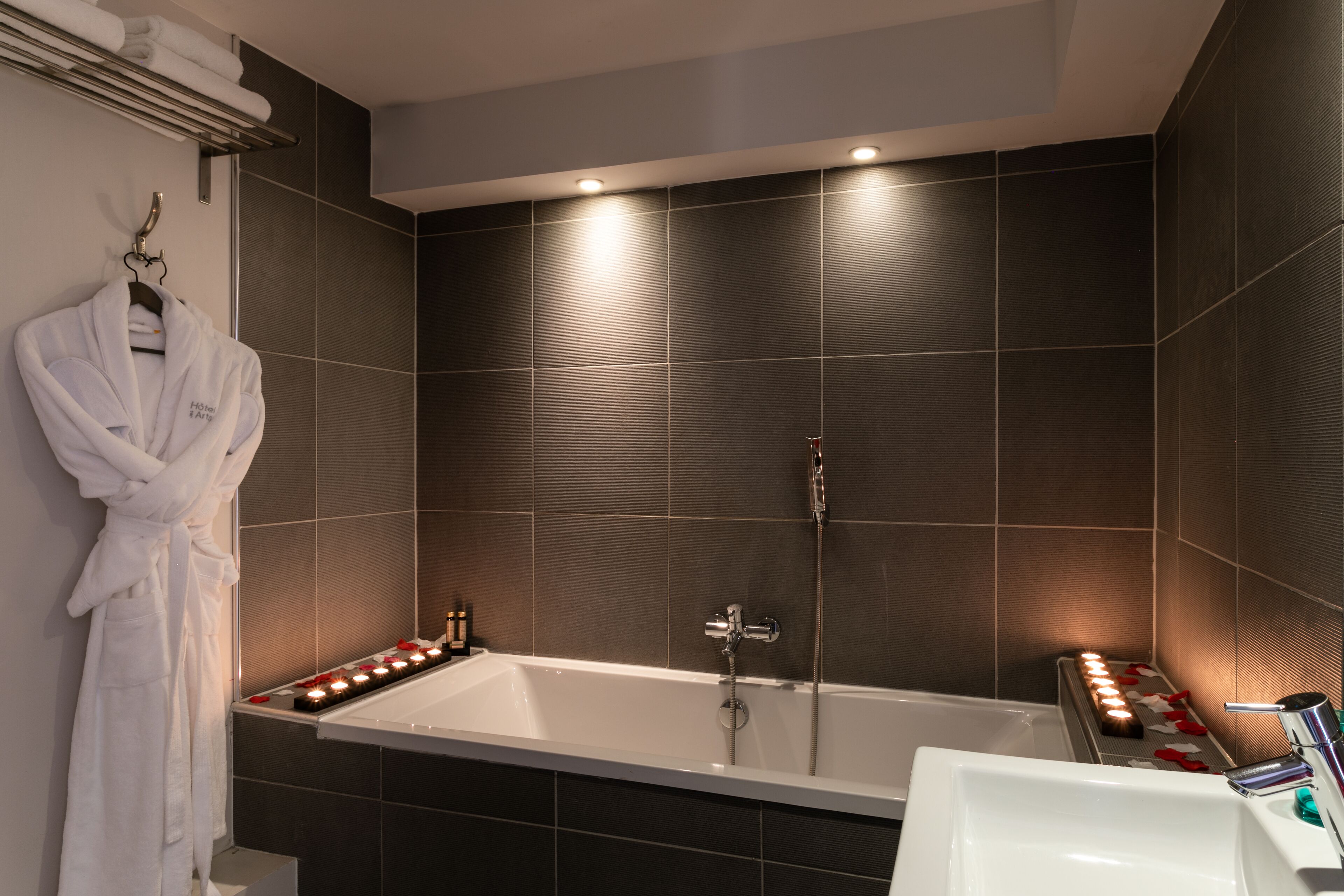 deep-soaking bathtub