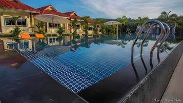 Piscina externa, guarda-sóis, espreguiçadeiras