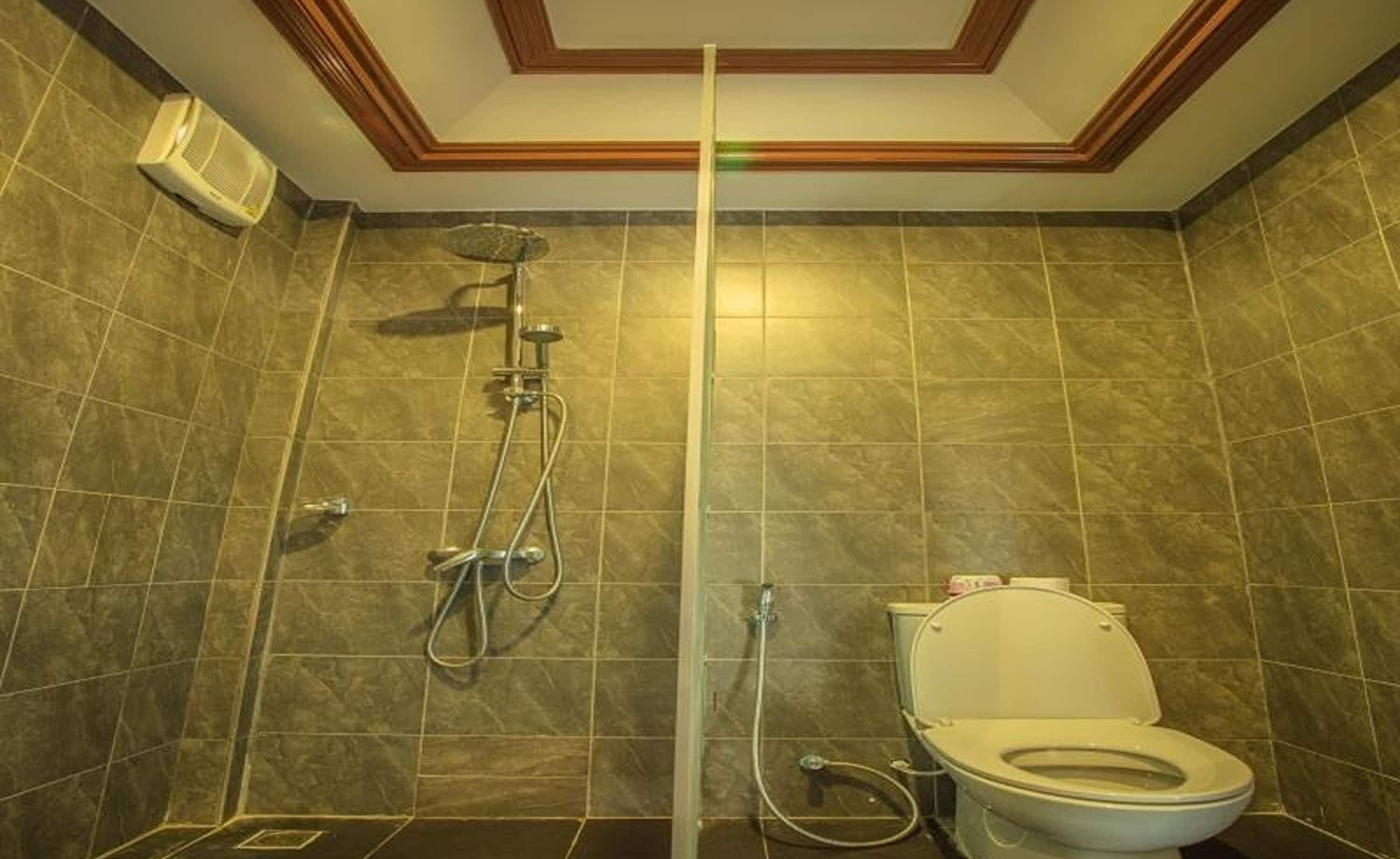 Family Villa | Bathroom | Shower, rainfall showerhead, free toiletries, towels