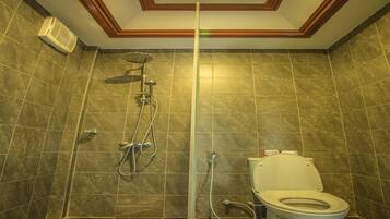Family Villa | Bathroom | Shower, rainfall showerhead, free toiletries, towels