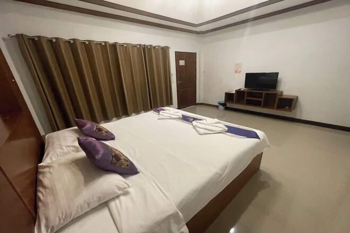 1 bedroom, desk, free WiFi, bed sheets