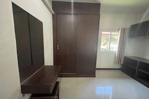 Family Villa | Desk, free WiFi, bed sheets - Phuket Airport Villa (Sa Khu)