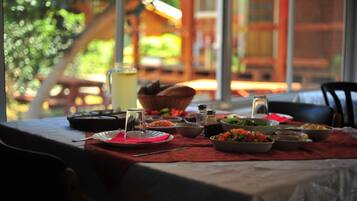 Petit déjeuner buffet servi tous les jours en supplément