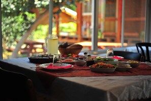 Tägliches Frühstücksbuffet gegen Gebühr