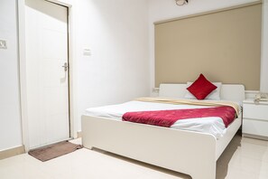 Economy Single Room | Premium bedding, desk, rollaway beds, free WiFi