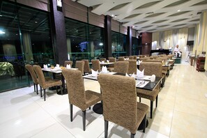 Breakfast, lunch, dinner served; international cuisine 