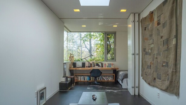 A modern room with a skylight, a desk with books, a chair, and a large window. - Motif No.1 Guest House (Paju)