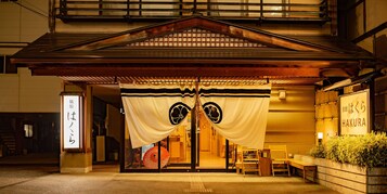 Fachada de la propiedad por la tarde o noche