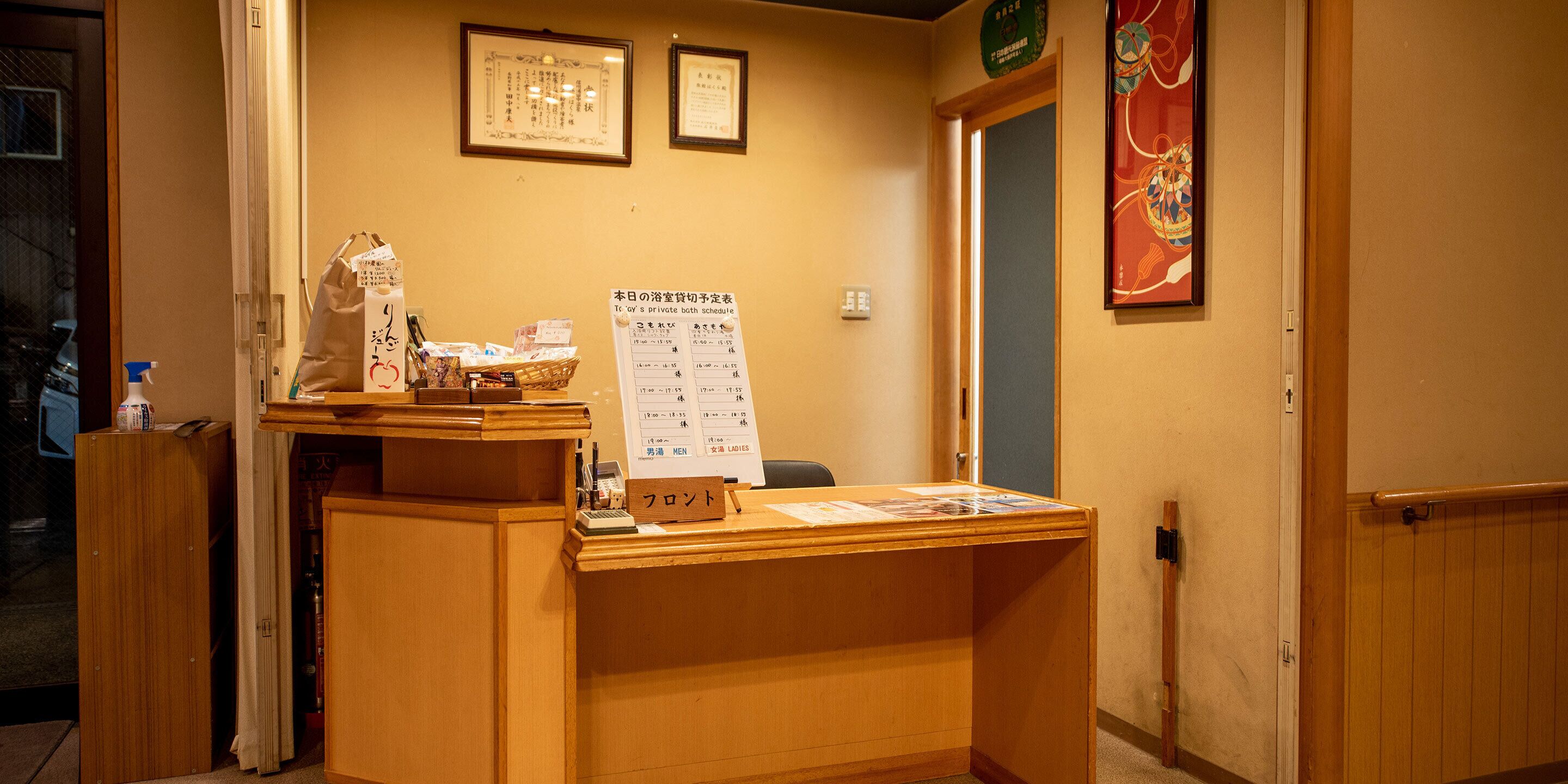 Quầy tiếp tân