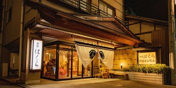 Fachada de la propiedad por la tarde o noche